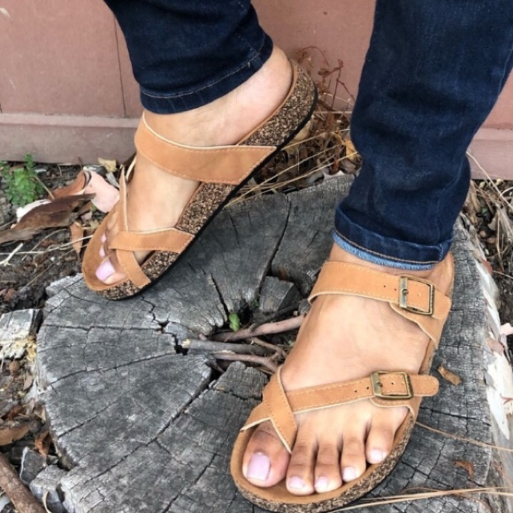 🔥New (Women’s 7/9)♥️Criss Cross Tan Vegan Slip On - Picture 1 of 3